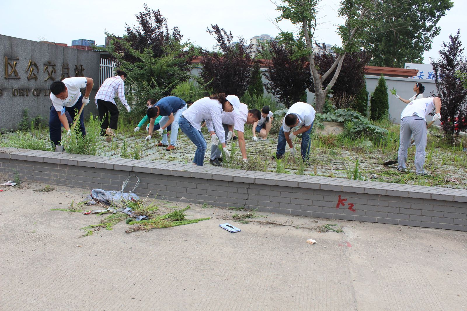公交东部公司开展义务劳动迎“七一”践行“两学一做”