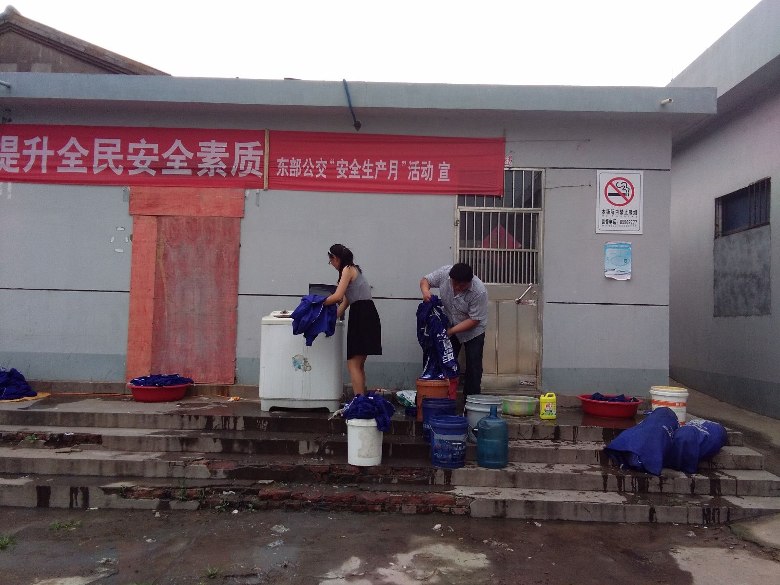 公交东部公司开展清洗公交车辆座位套活动