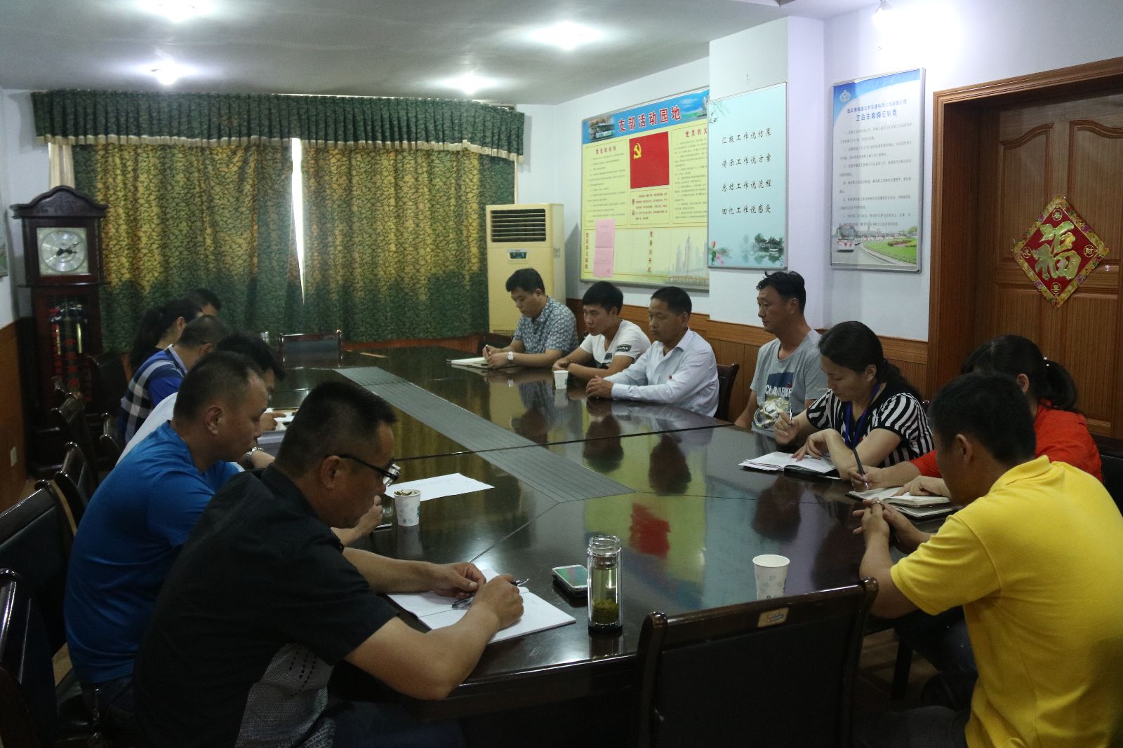 公交新浦公司党支部迎“七一”讲党课 扎实推进“两学一做”活动