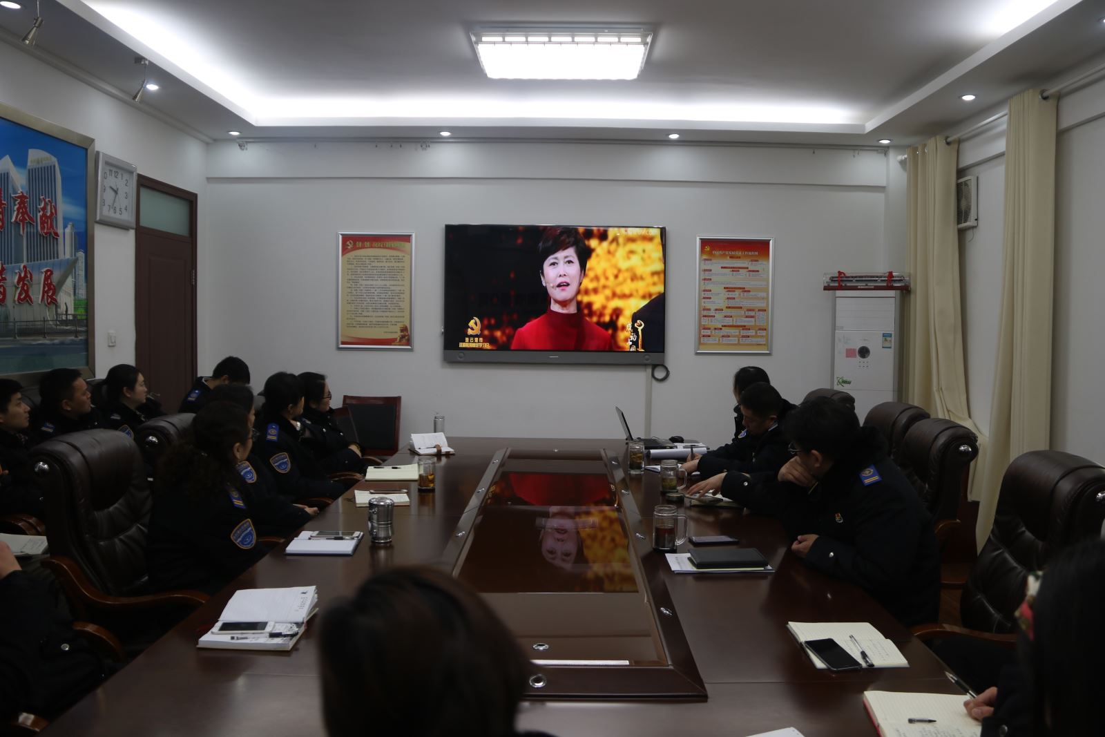 公交集团组织党员干部观看《2018年度感动中国人物颁奖盛典》