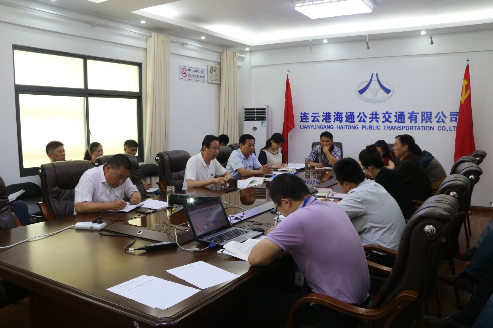 海通公交机关党支部开展“五查摆五强化”推进“两学一做”