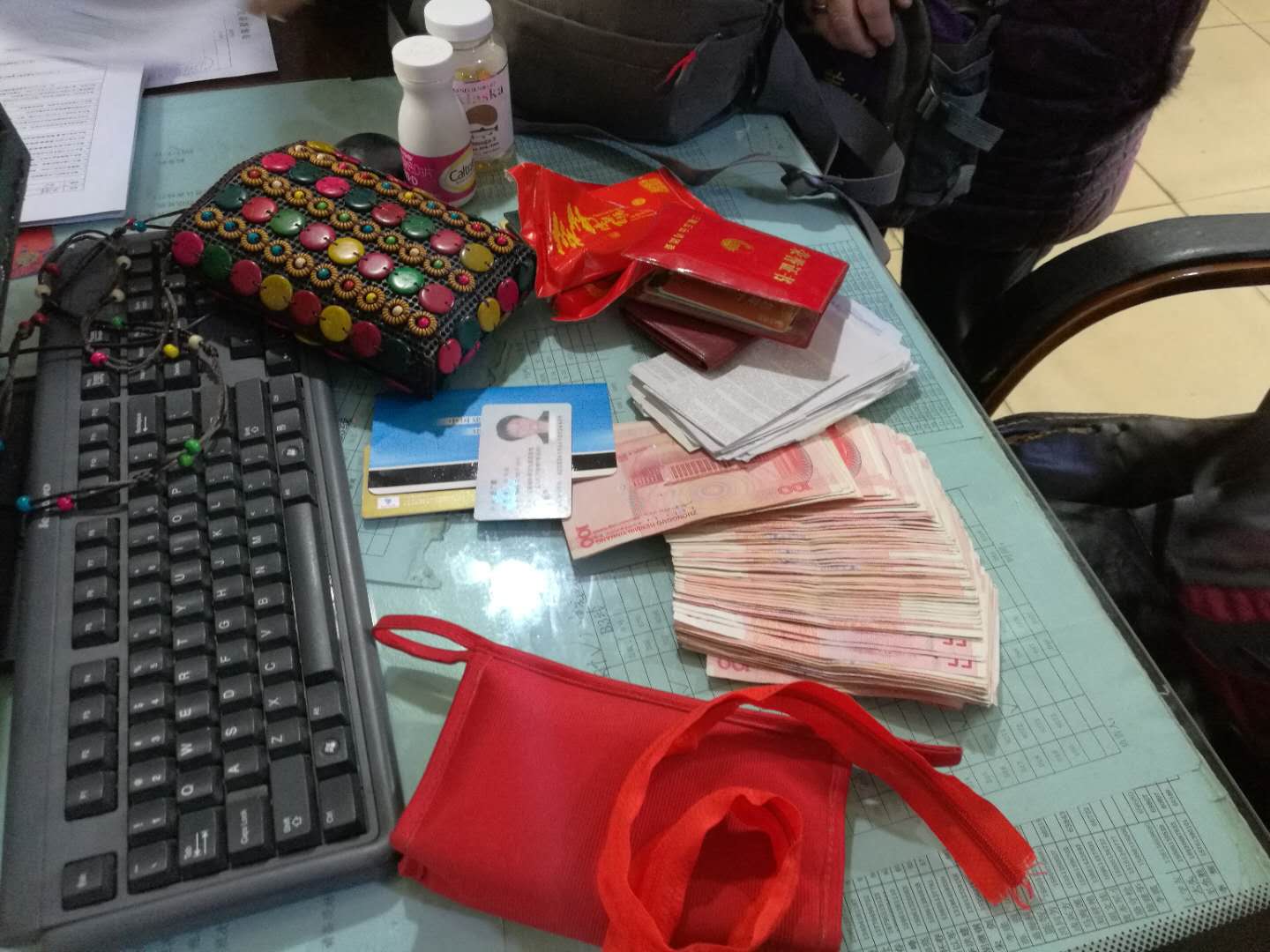 公交集团B3线驾驶员李霞拾到13000元现金及时归还失主