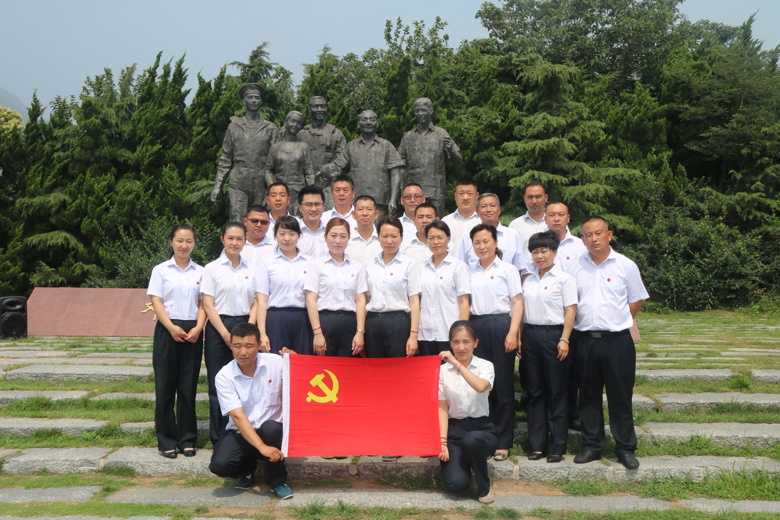 公交快速公司举行纪念建党95周年“两学一做”学习教育专题党课暨入党宣誓活动