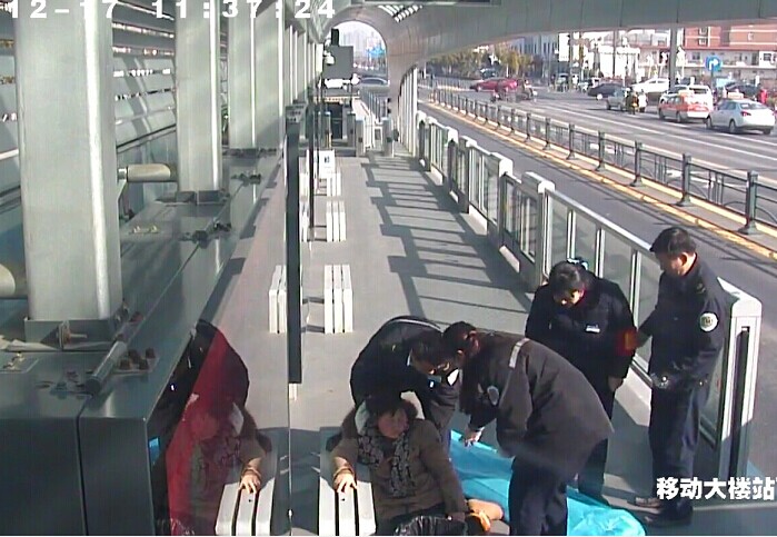 站台乘客呕吐昏迷 BRT站务员吴剑伸手相助