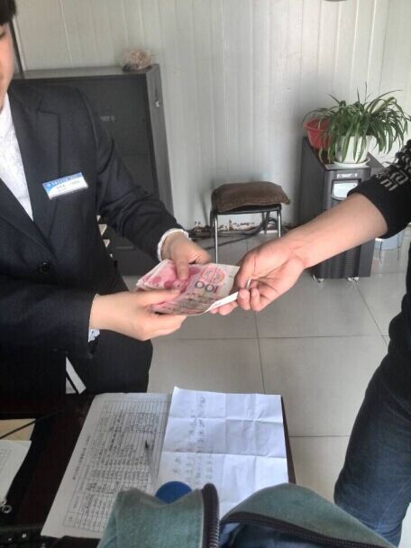 快速公交驾驶员武新强拾到1000元现金归还失主