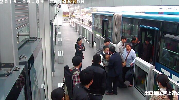 刚做过手术 男子公交车上晕倒 BRT驾站人员伸援手救助