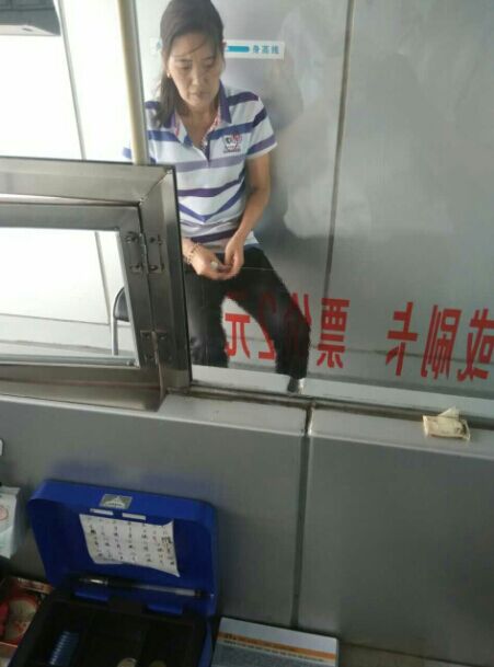 人行道上女子昏倒 BRT站务员朱宝娅援手相助