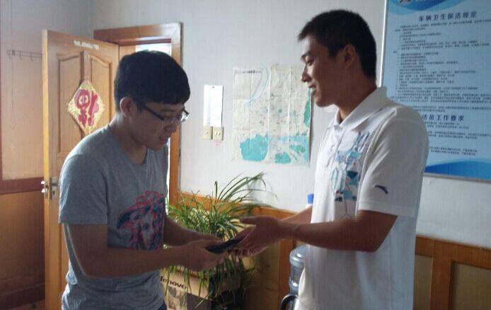 佳连公司机场专线驾驶员王勇师傅拾金不昧