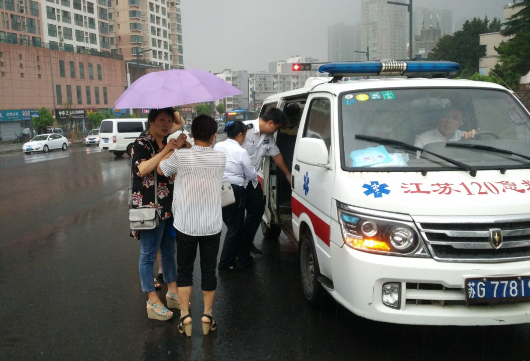 公交BRT站务员彭真红帮助一名患有心脏病乘客