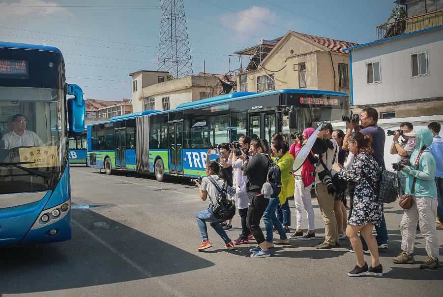 公交集团开展“弘扬良好家风 涵养优良作风”摄影采风活动