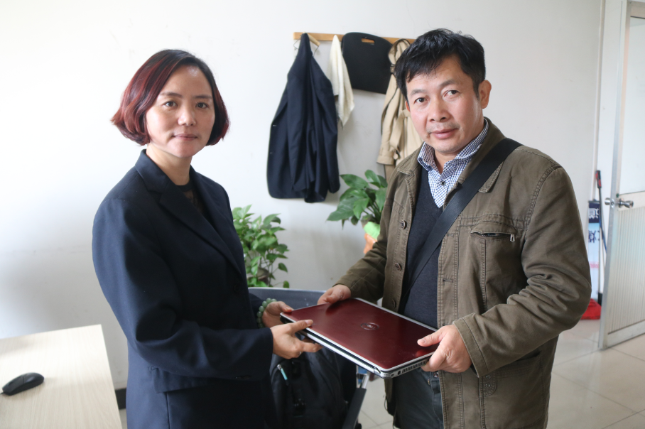 公交BRT驾驶员张怀春拾到笔记本电脑及时归还失主