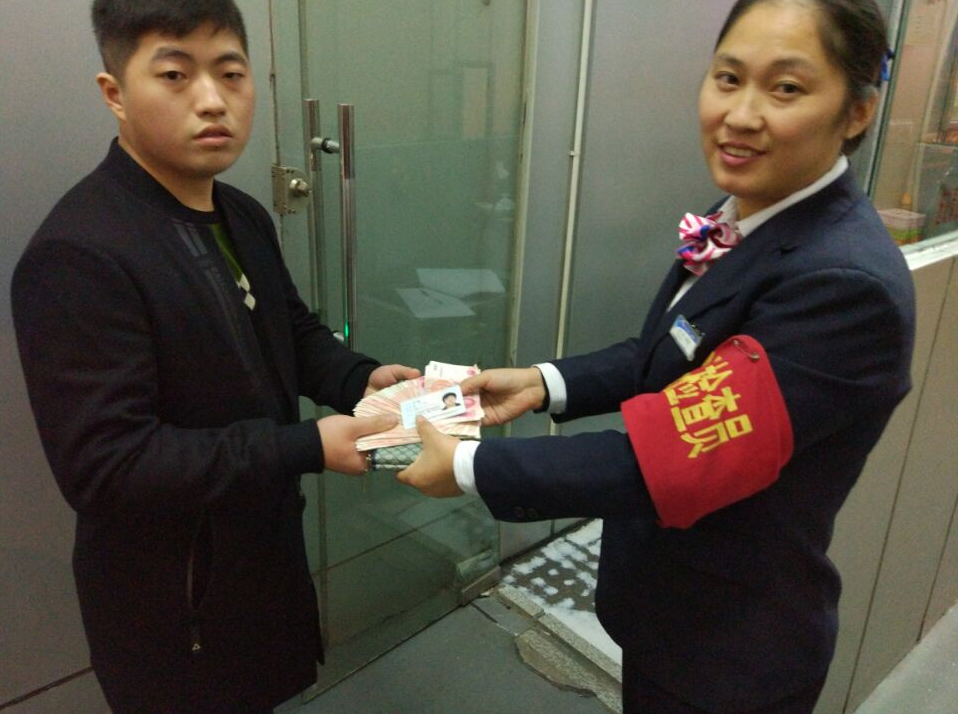 公交BRT站务员唐繁拾到5200元现金归还失主