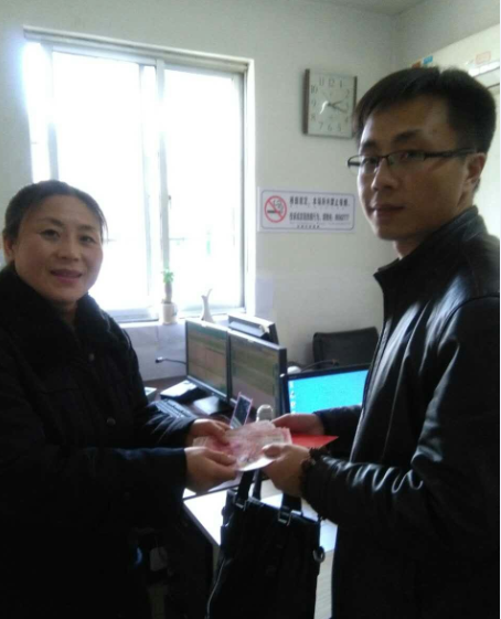 公交B12线驾驶员刘园拾到1000元现金归还失主