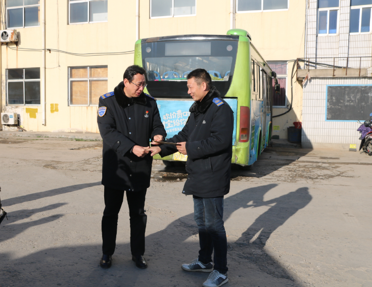 公交集团领导慰问困难职工