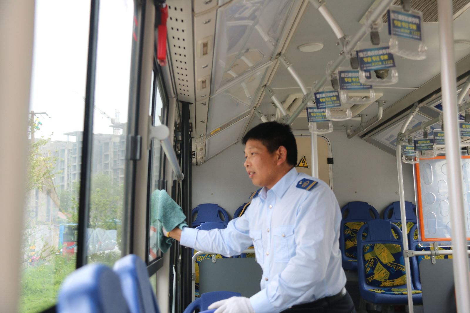 公交121路驾驶员陆启正不求回报帮助他人