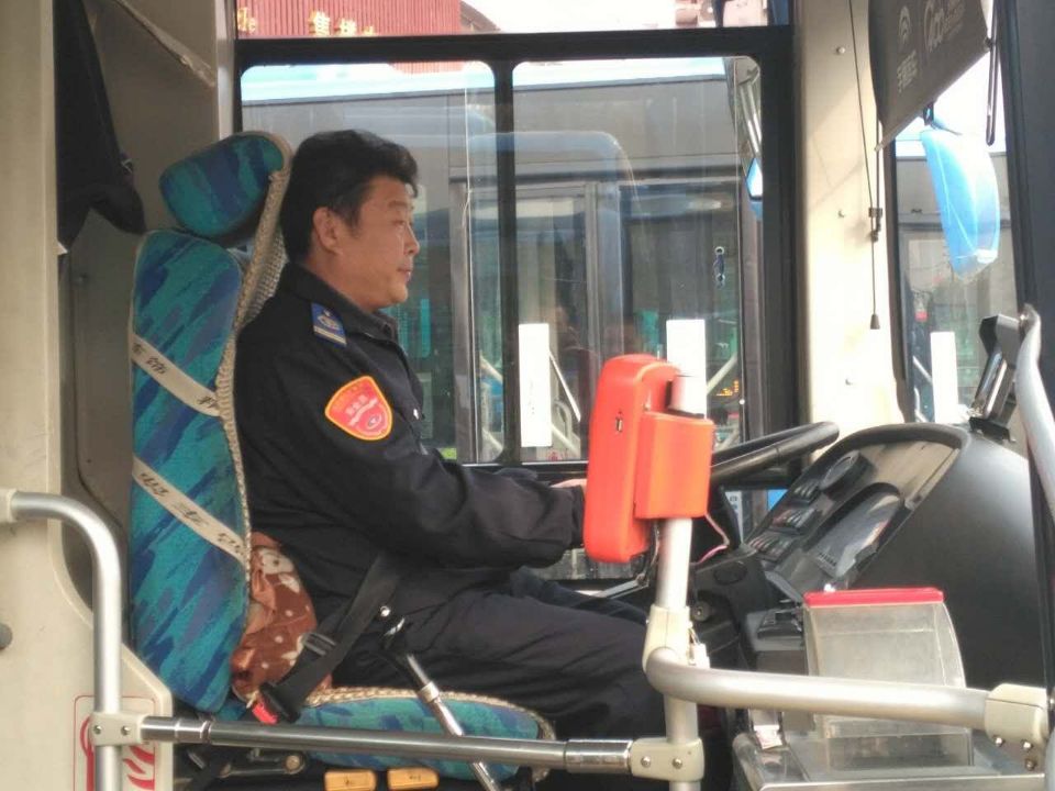 公交集团7路车驾驶员赵海军拾金不昧受表扬