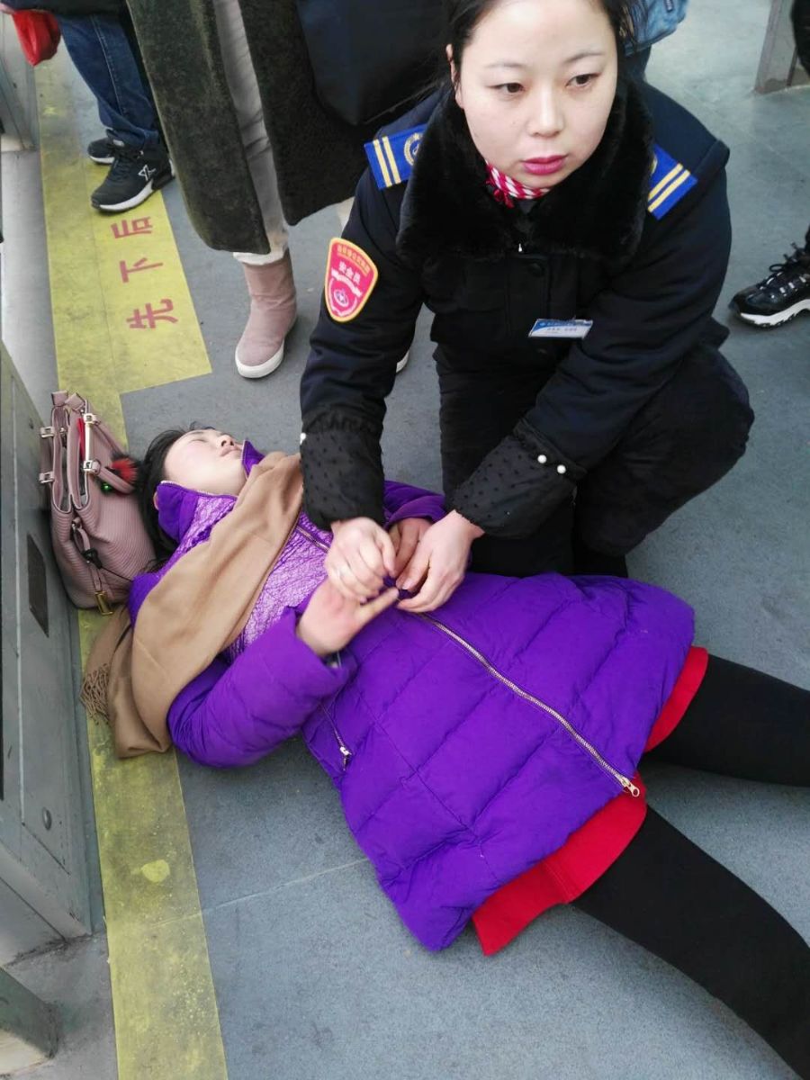 中年女子候车时癫痫病发作，公交集团站务员紧急施救保平安