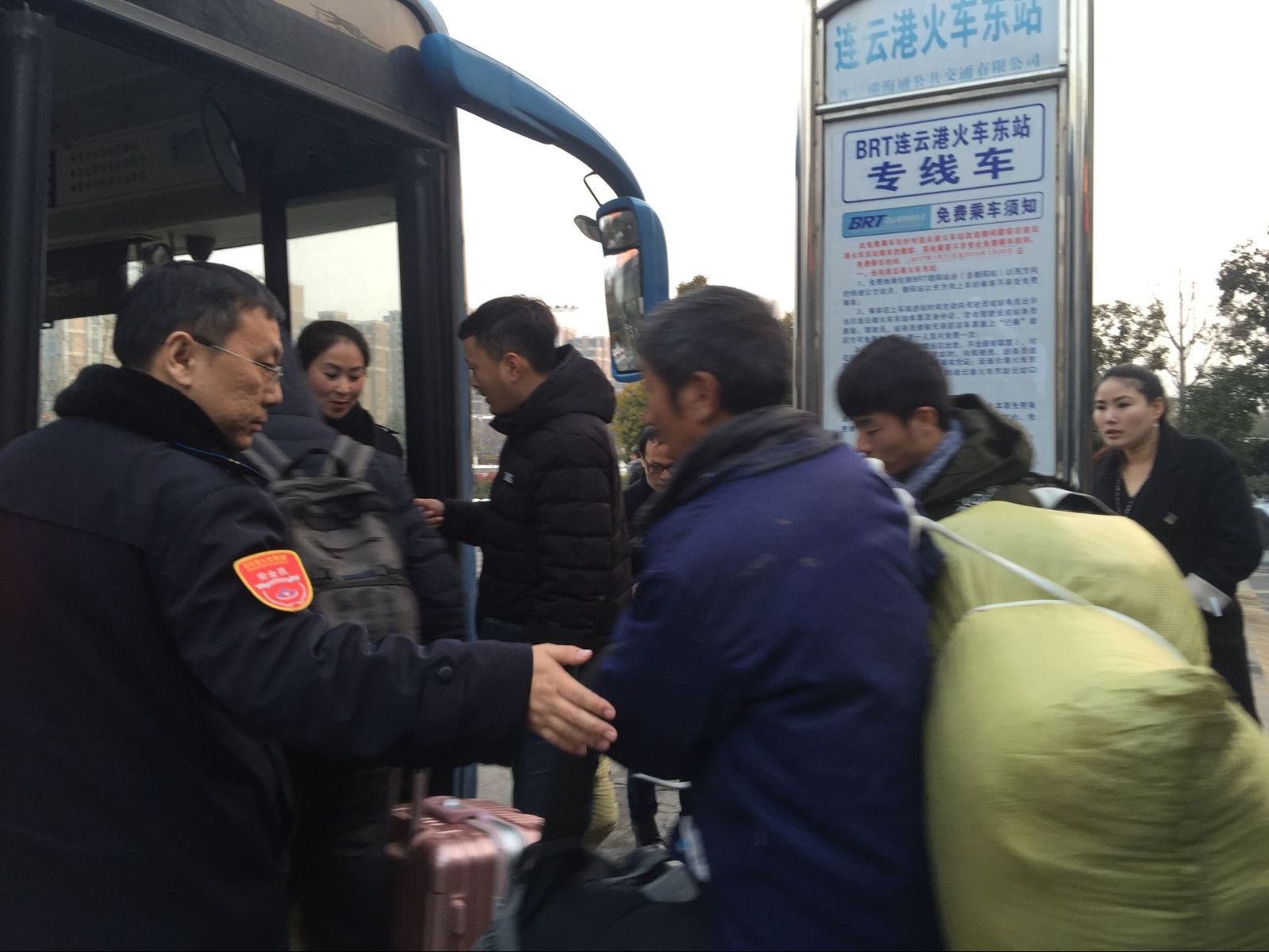公交集团2路驾驶员江尧普雪天助人为乐受赞扬