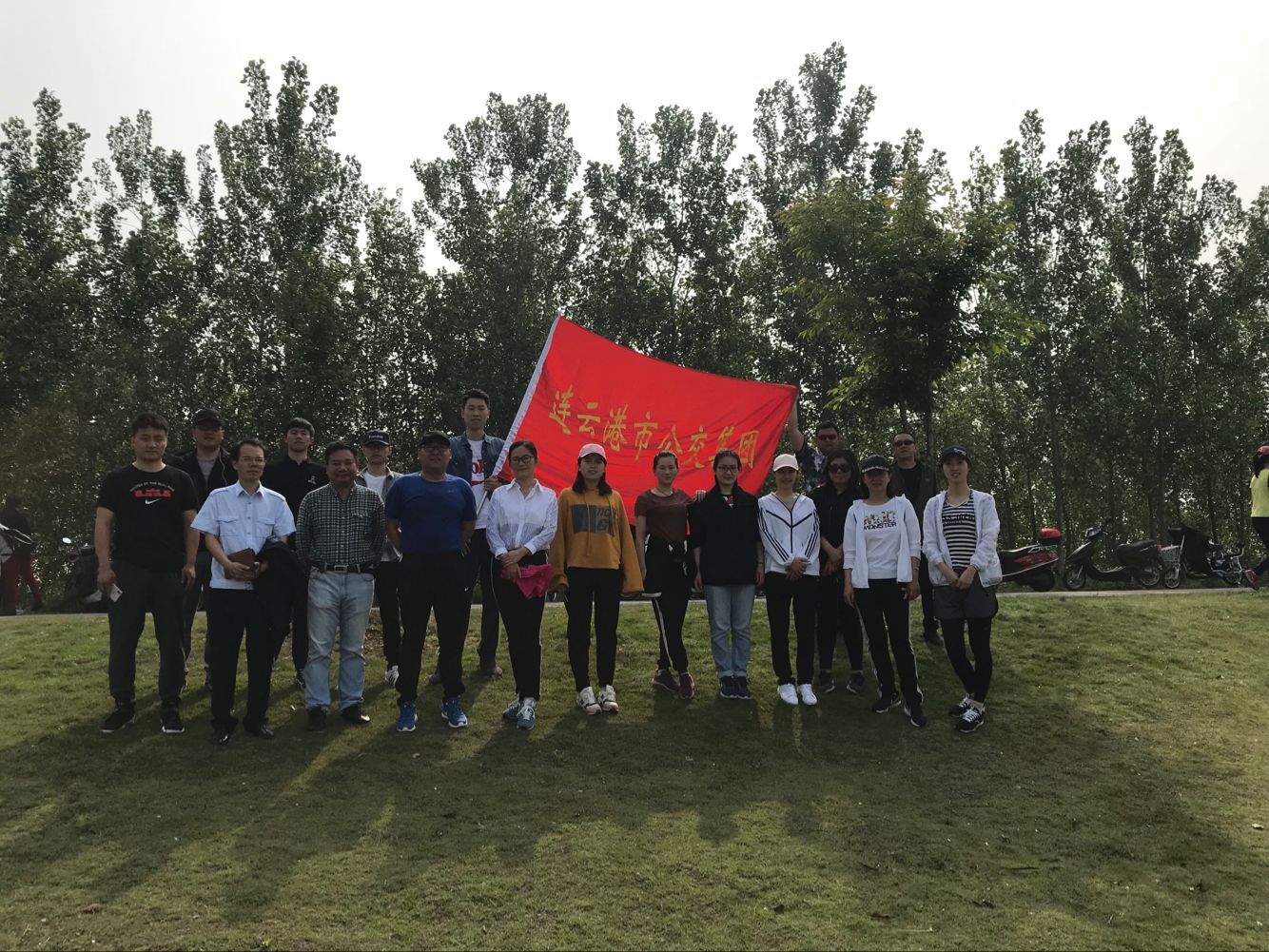 公交集团积极参加“相约月牙岛·阳光健步行”活动