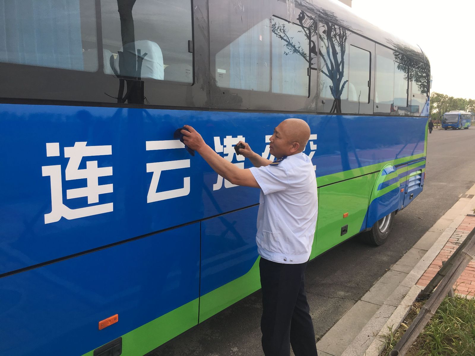 助力文明城市创建 公交集团佳连公司在行动