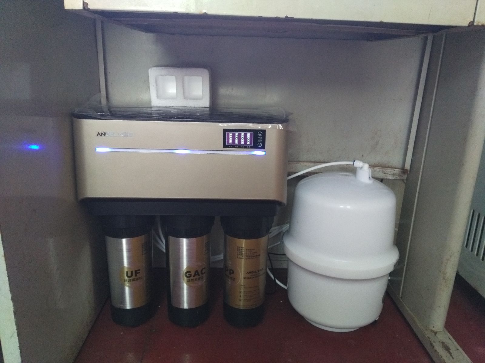 公交集团东部公司为海滨大道场站职工安装净水器 确保职工饮水安全