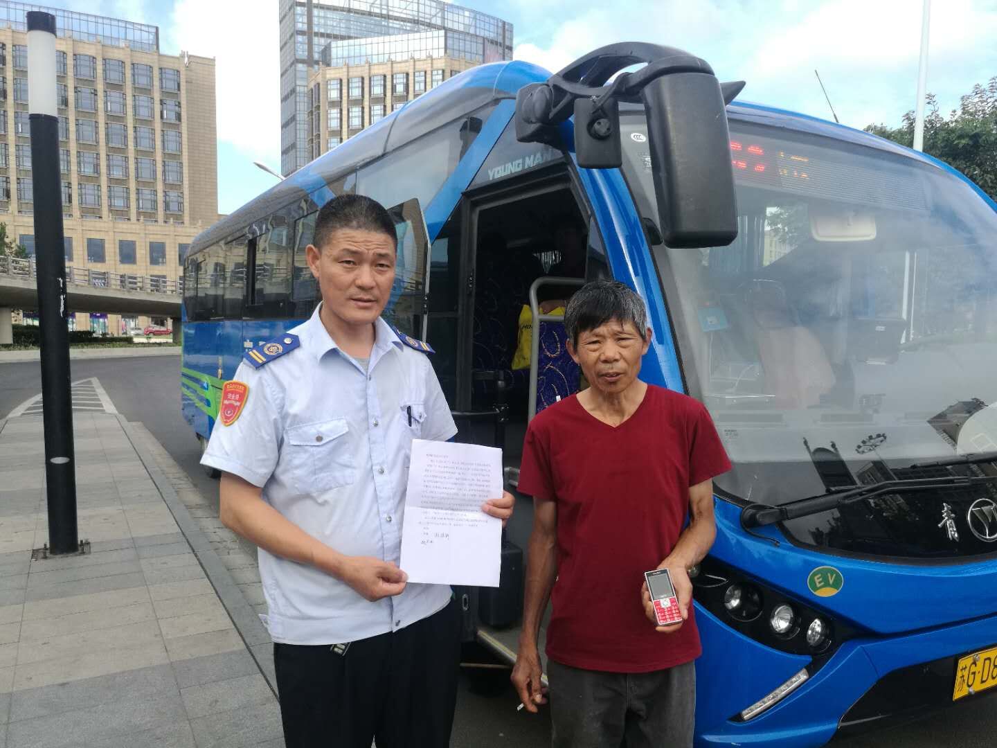 公交集团佳连公司52路驾驶员潘兆全拾金不昧