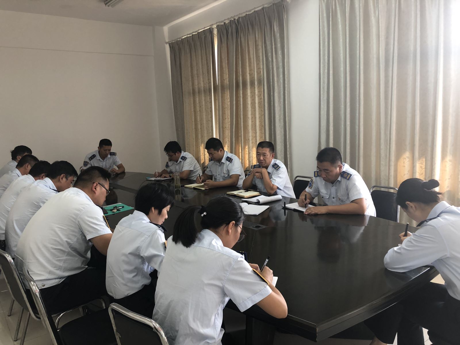 公交集团东部公司召开“国庆”长假工作部署专题会