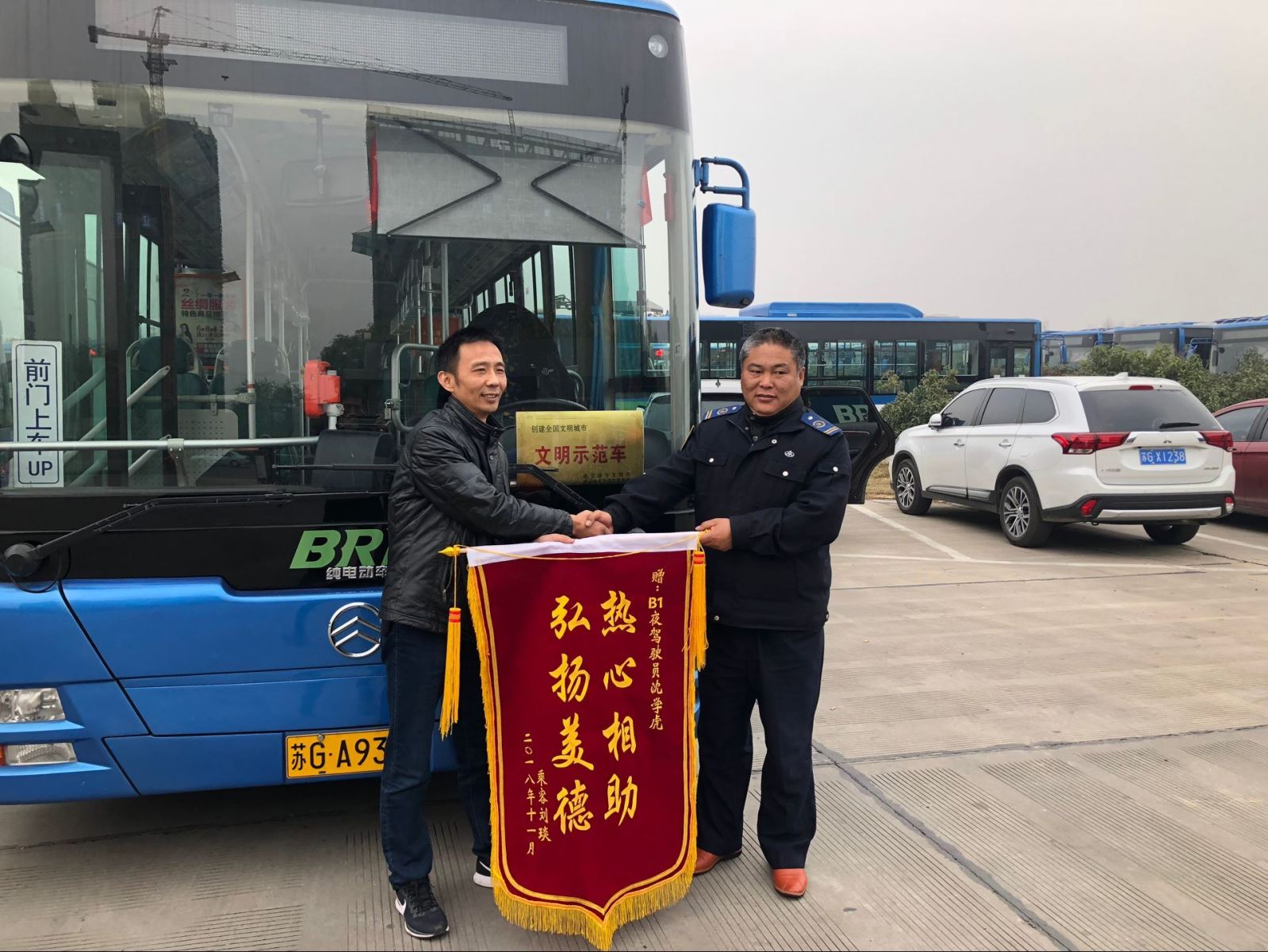 公交集团快速公交公司驾驶员沈学虎救助晕倒乘客