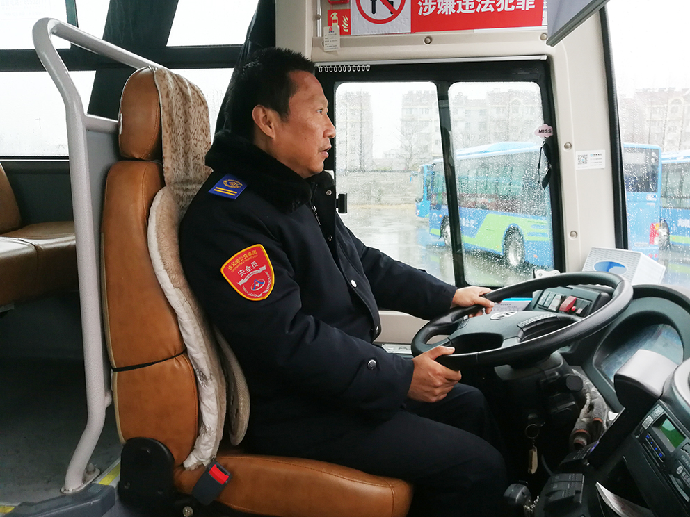 公交集团经营发展事业部机场专线驾驶员柳建强 拾金不昧