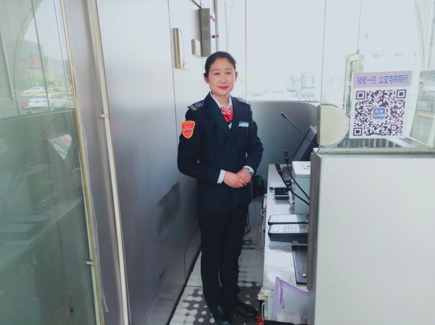 老人身体不适  公交站务员及时伸出援手