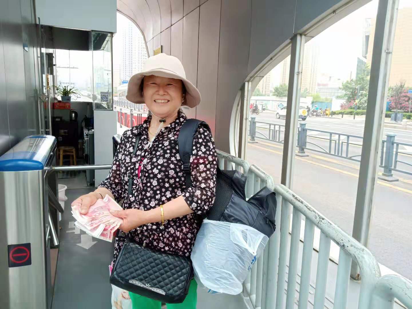老人车上不慎丢两千元现金 公交集团快速公交事业部站务员联手助其寻回
