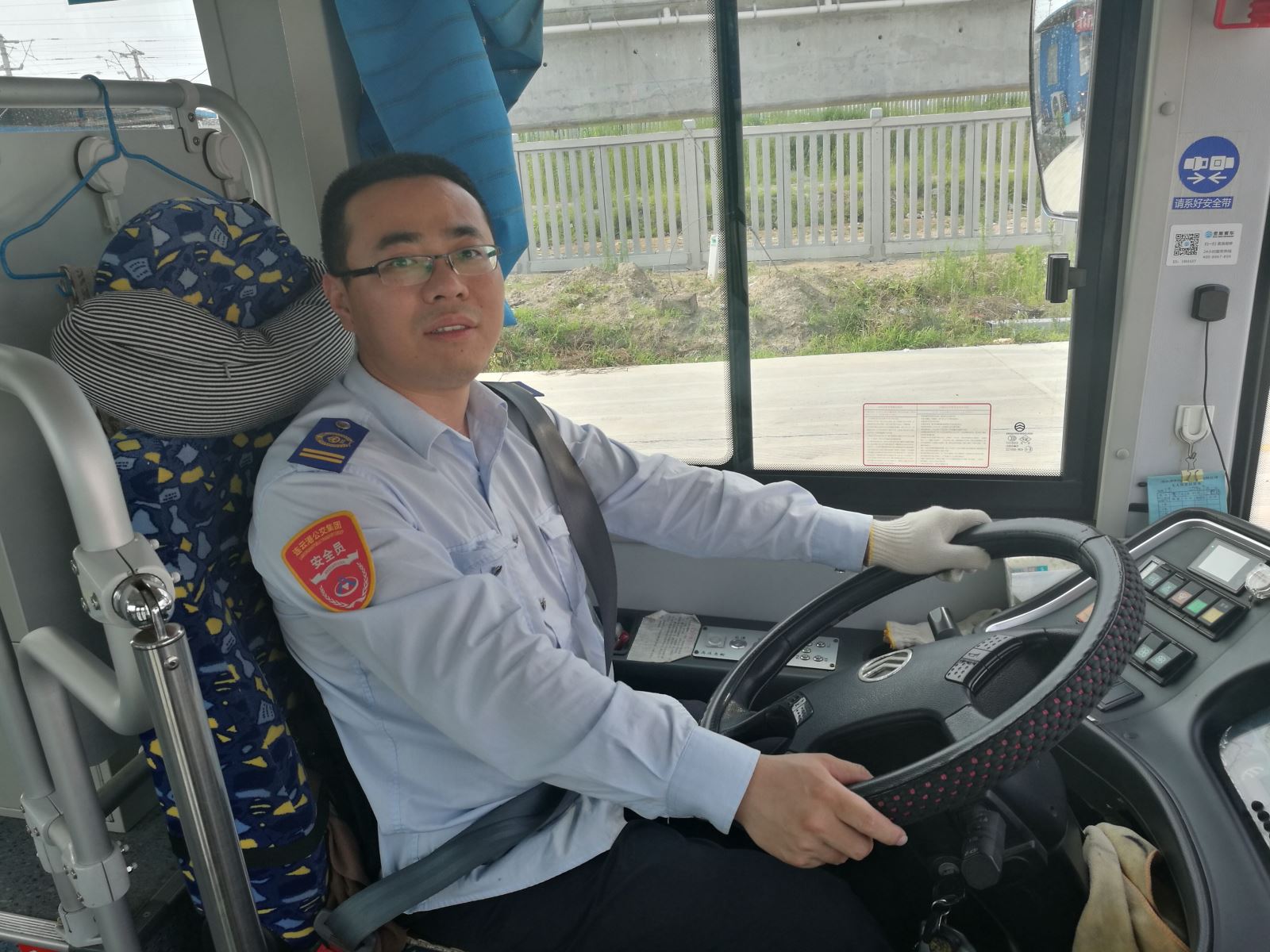 公交集团公交事业一部驾驶员曹旭送还乘客手机受赞扬