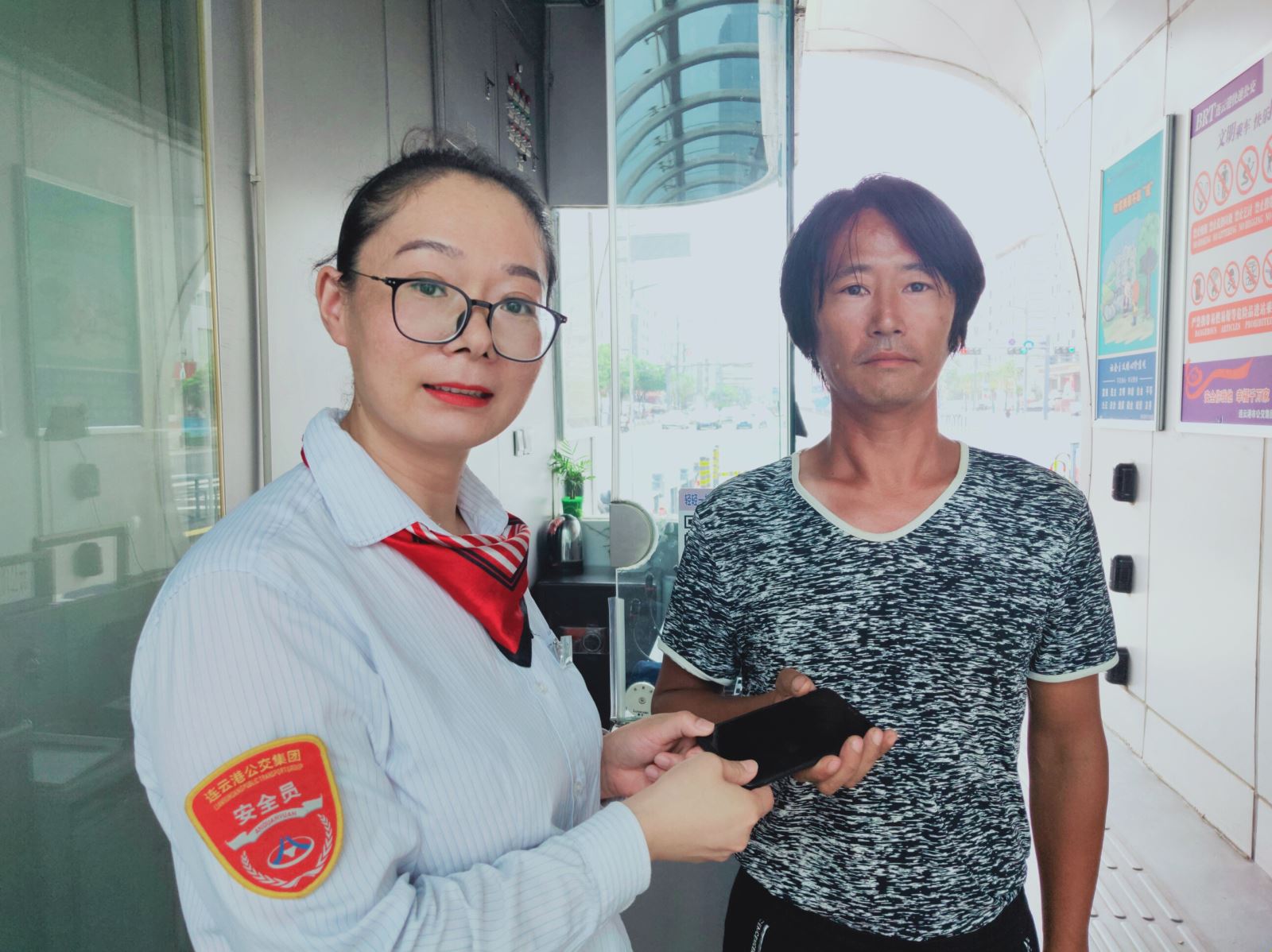 公交集团快速公交事业部站务员孙艳热心助人受表扬