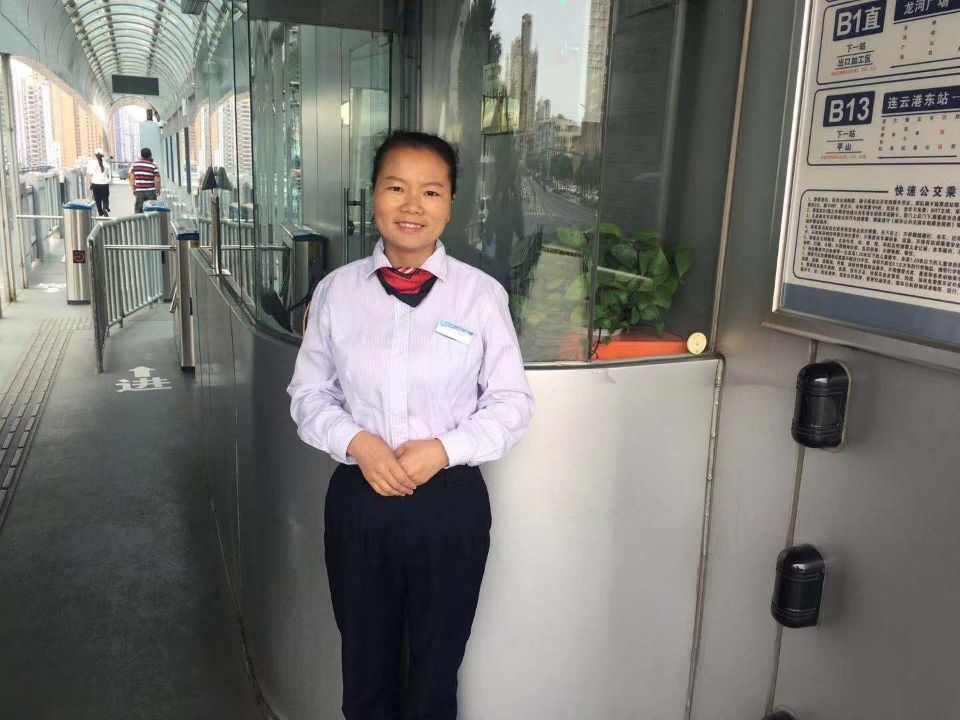 公交集团快速公交事业部站务员热心助人获感谢
