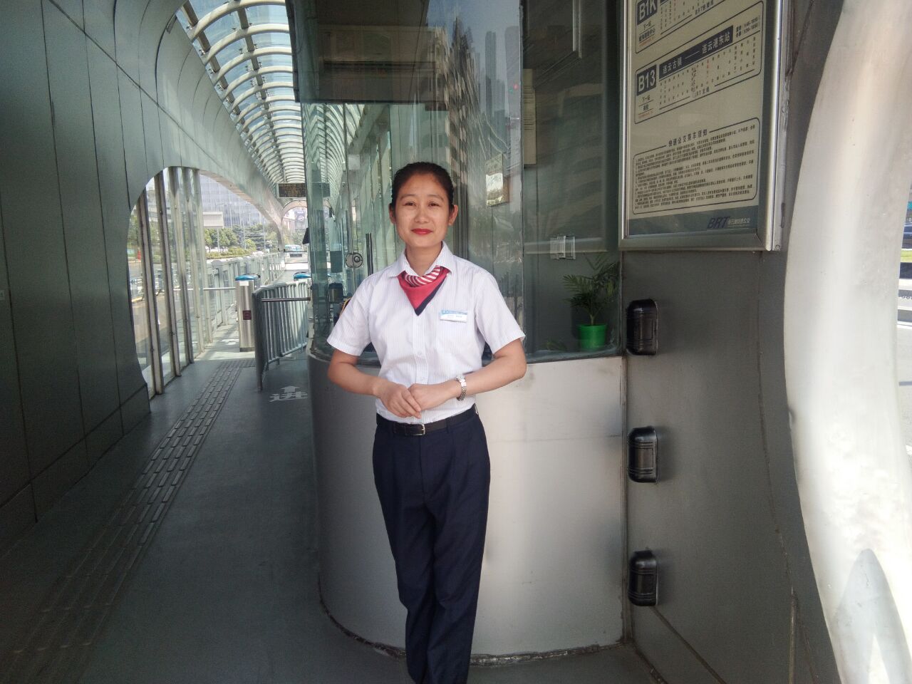 公交集团快速公交事业部站务员惠培荣热心服务获乘客点赞