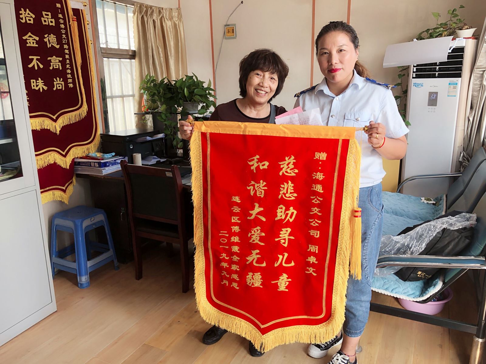 公交集团公交事业一部20路驾驶员周卓文帮助乘客寻找孩子获点赞