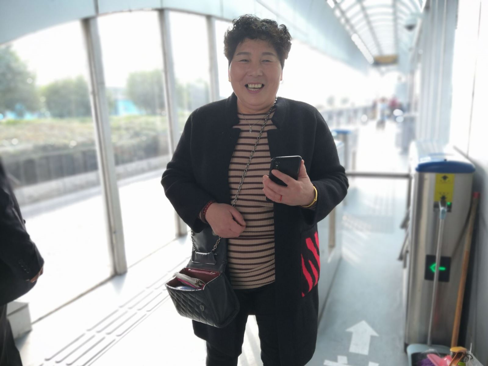 公交集团快速公交事业部驾驶员胡胜利捡手机归还失主获感谢