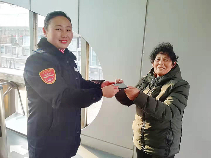 公交集团快速公交事业部站务员葛粉娣 机智帮乘客找回手机获感谢