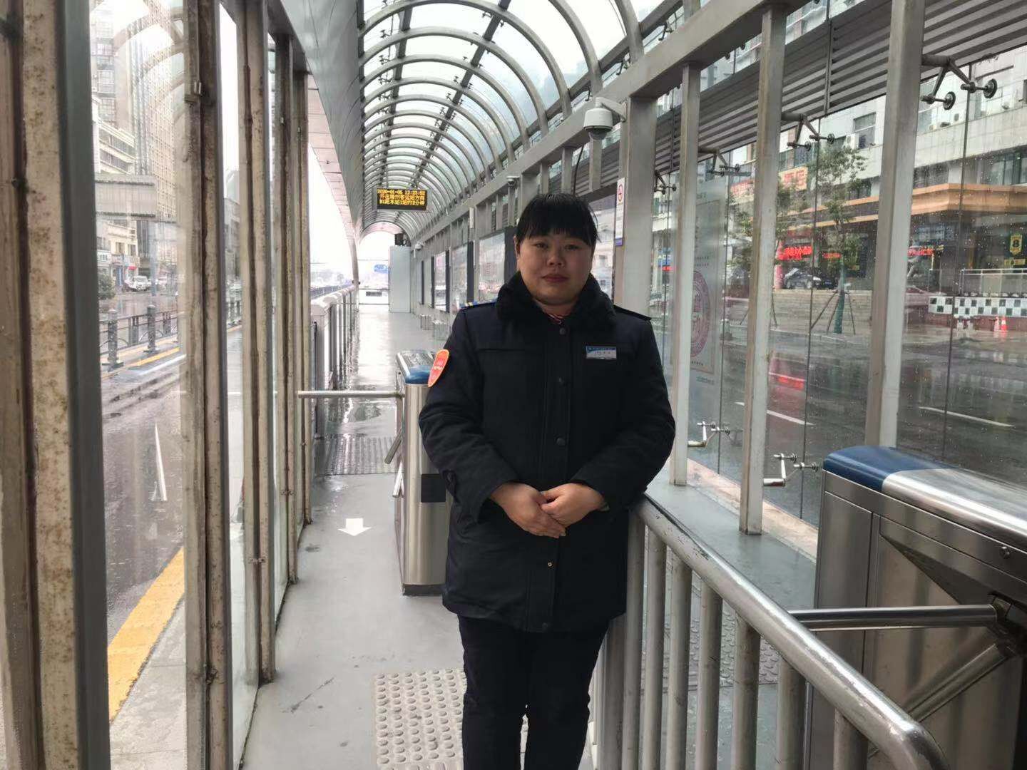 公交集团快速公交事业部站务员帮助乘客找回手机获感谢