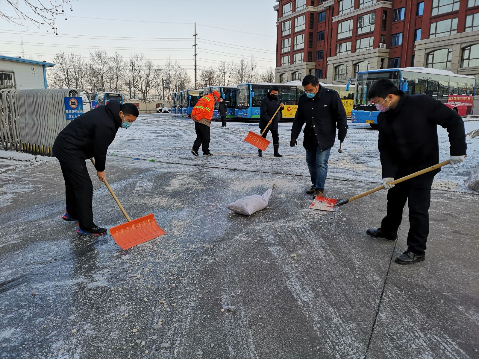 公交集团公交事业二部积极应对冰雪恶劣天气