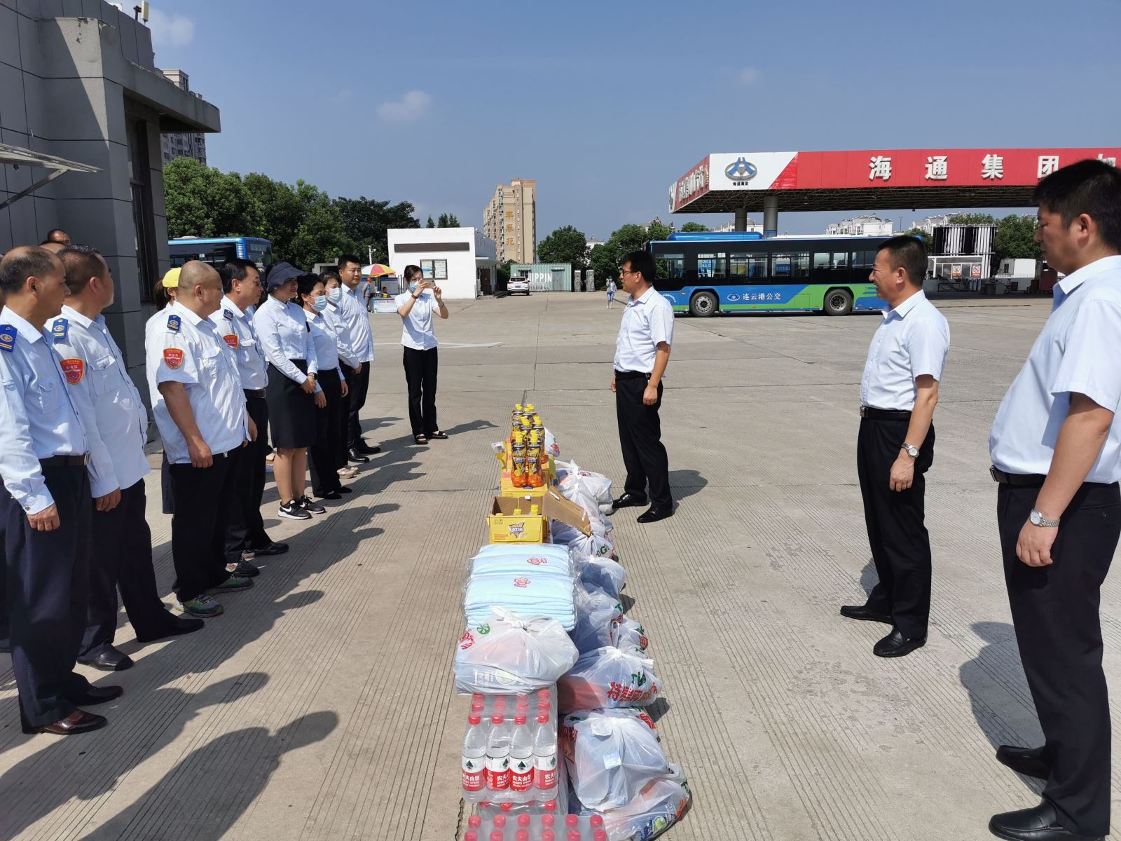 关爱沁人心--公交集团领导班子“夏送清凉”慰问一线职工