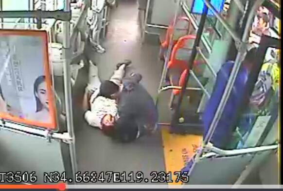公交集团快速公司驾驶员张胜利热心帮助患病乘客