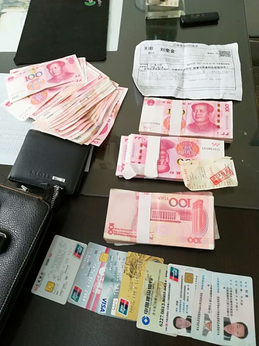 乘客丢了三万多元救命钱 公交司机拾金不昧受表扬