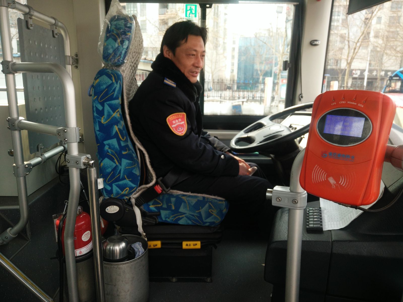 公交集团31路驾驶员孙和华归还乘客丢失的手机受表扬