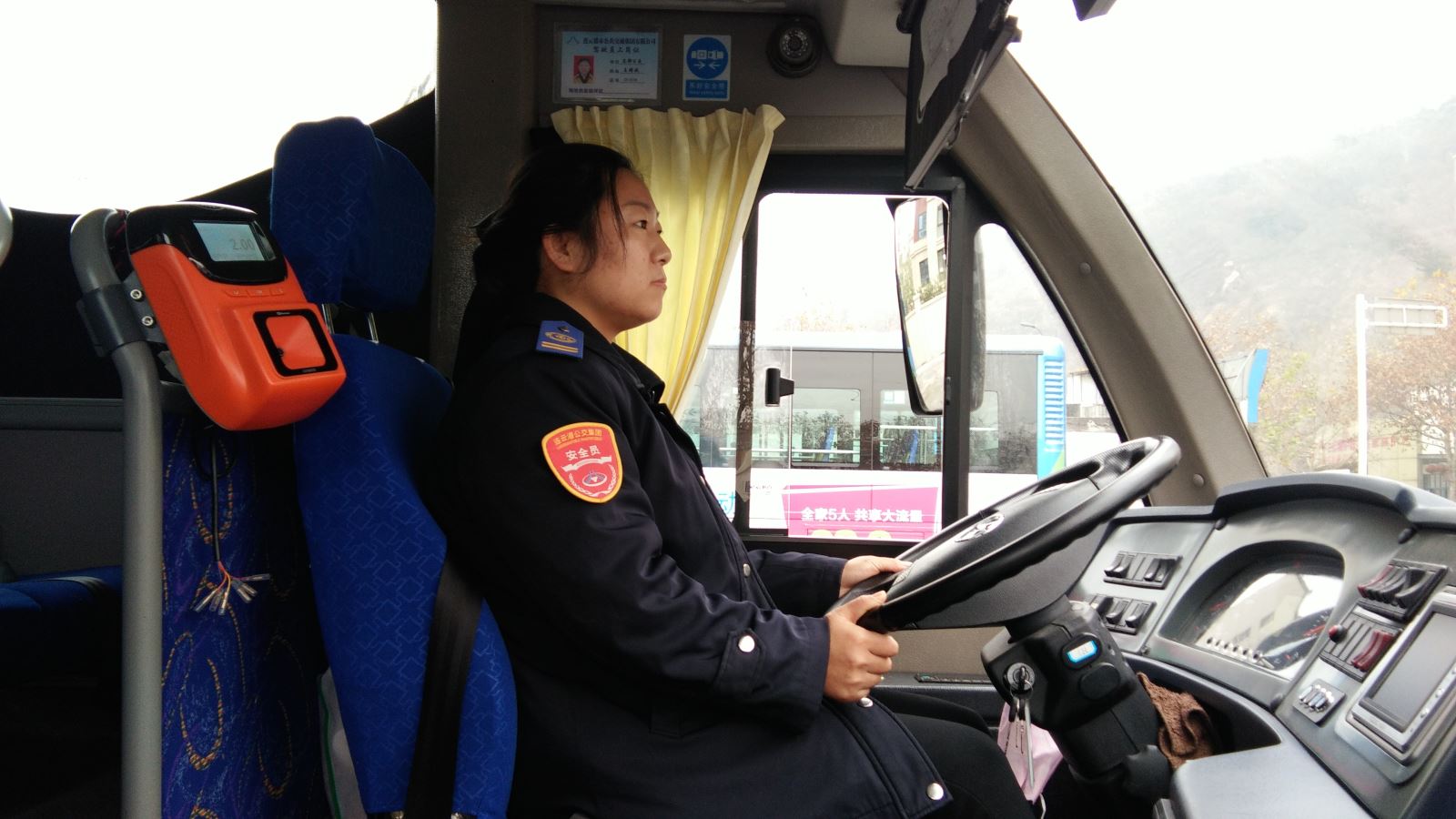公交集团东部公司58路驾驶员王嫦娥归还乘客丢失的手机受表扬