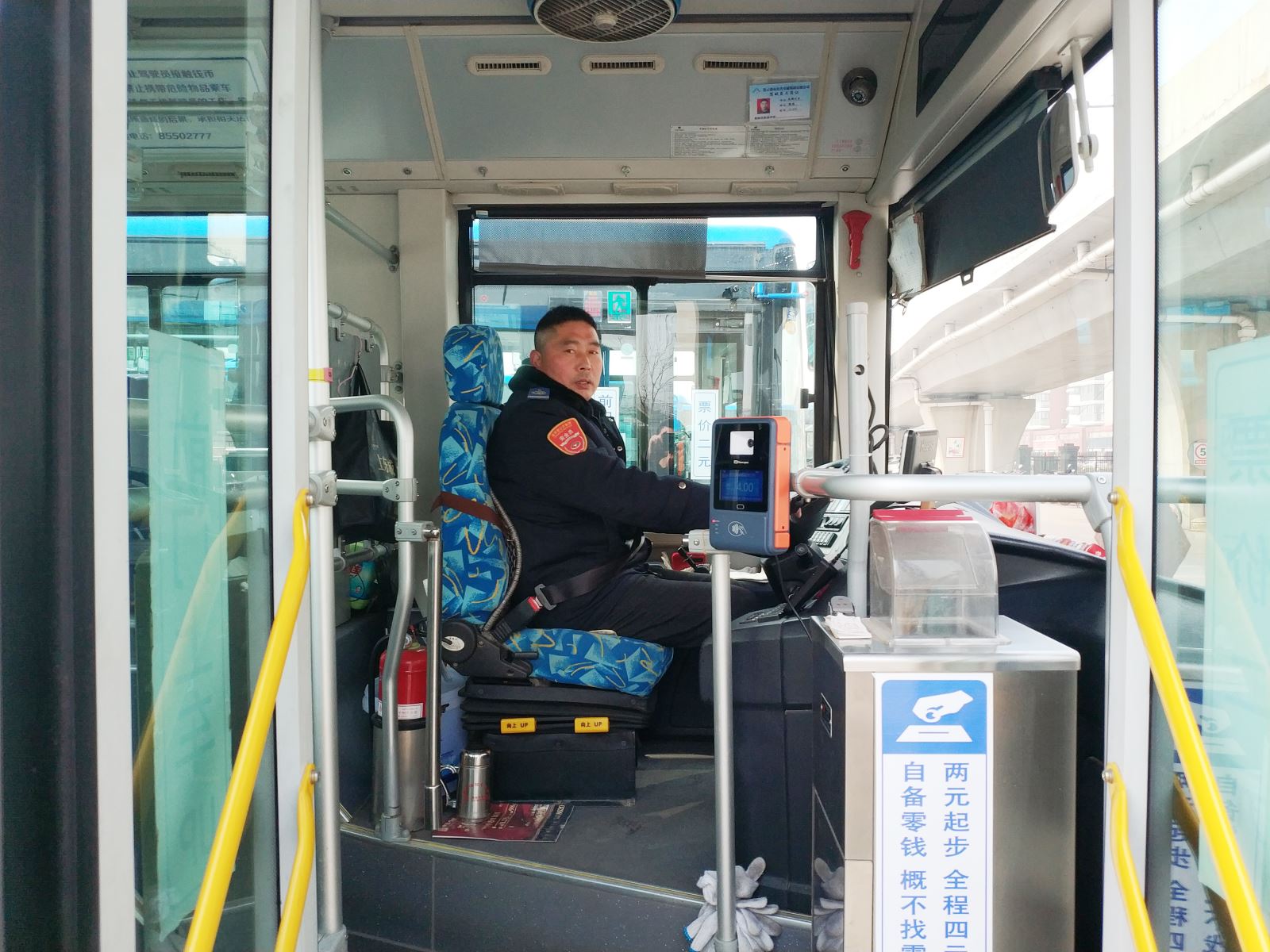 公交集团公交事业二部601路驾驶员殷磊及时归还乘客丢失的平板电脑受表扬