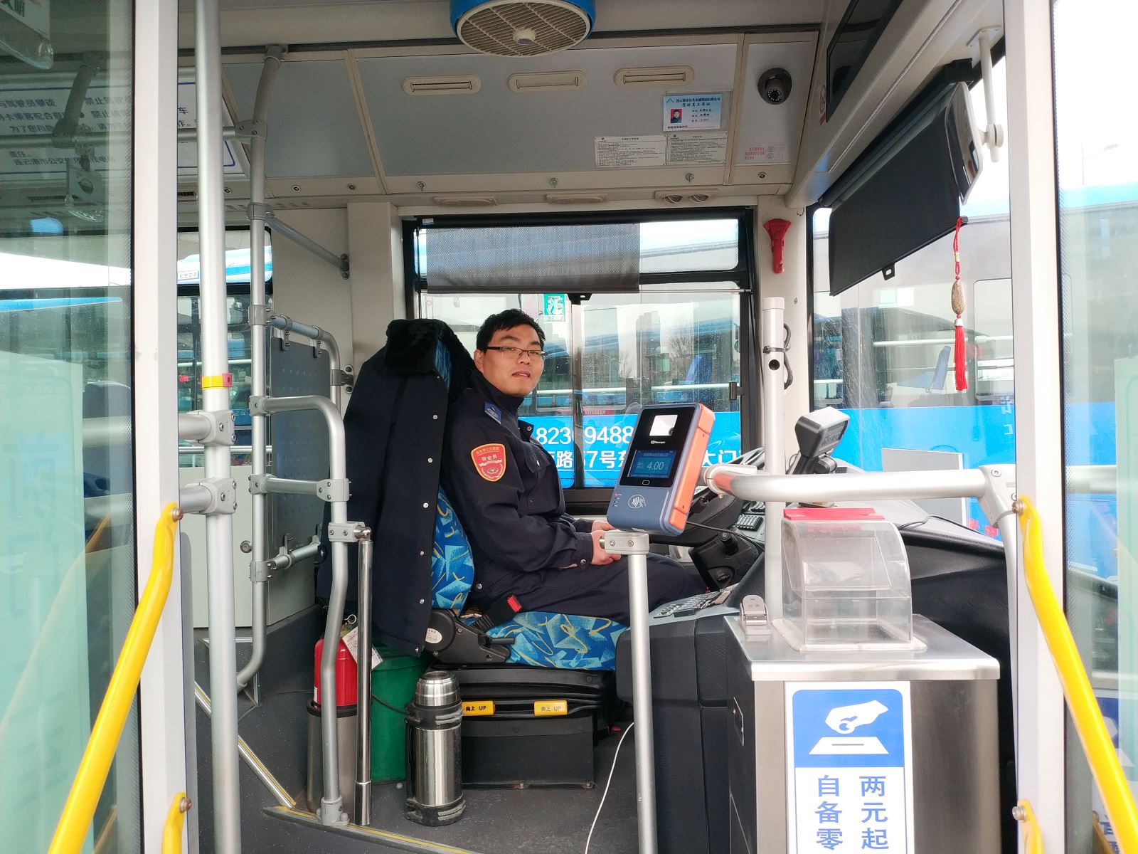 公交集团公交事业二部601路驾驶员汪帮理及时归还乘客丢失的手机受表扬