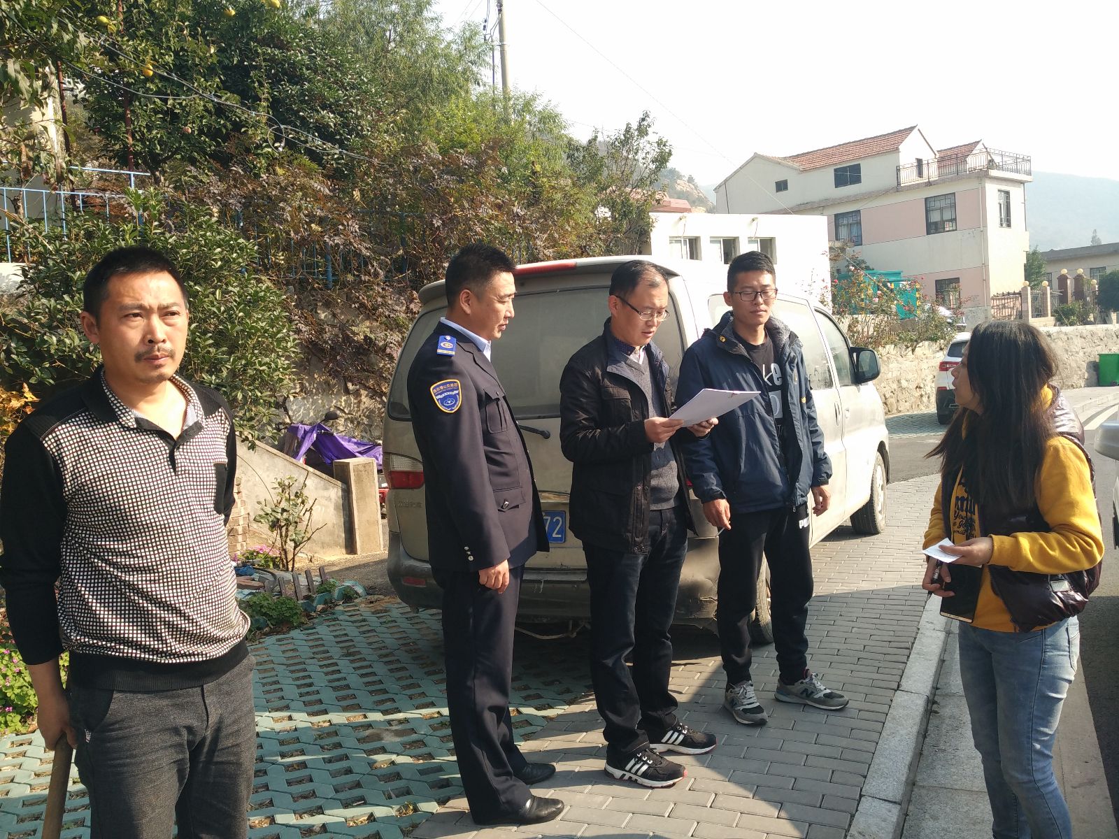 公交集团东部公司协同宿城街道实地调研新建公交35路“复古”风站牌建设工作