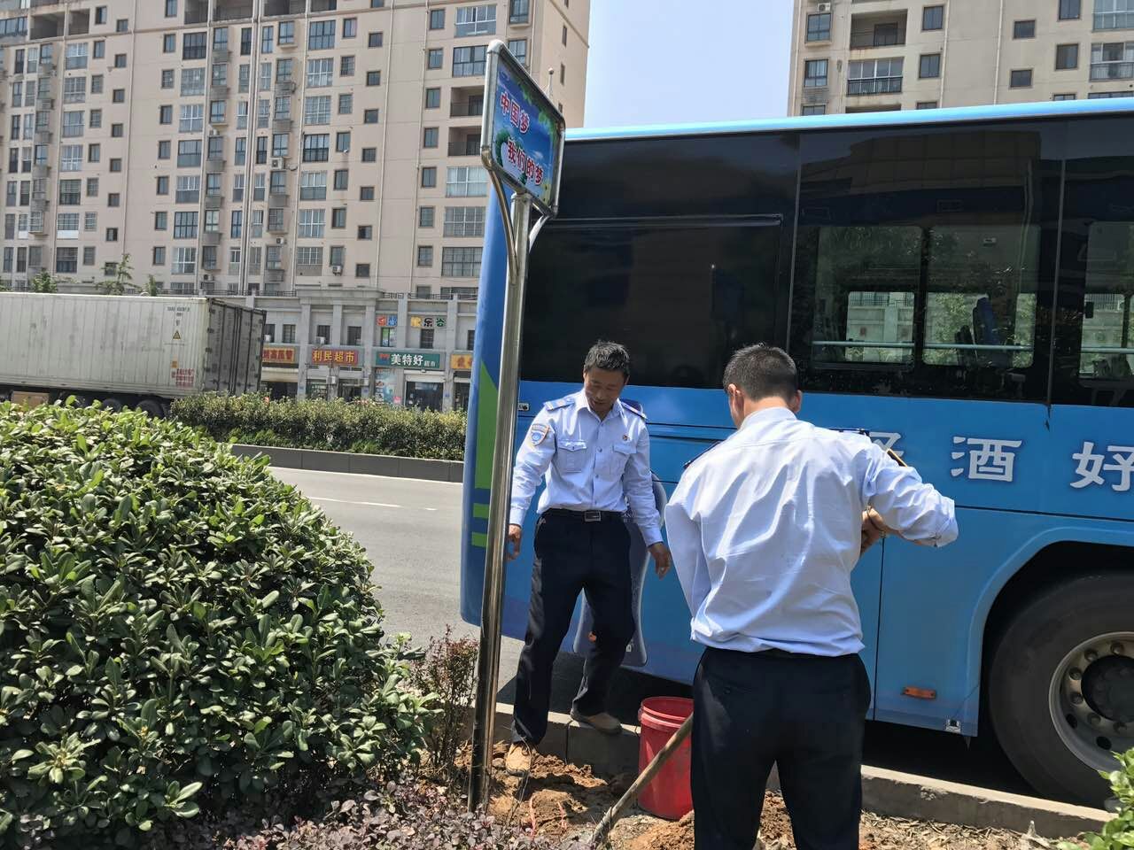 公交东部公司及时做好站牌树立工作