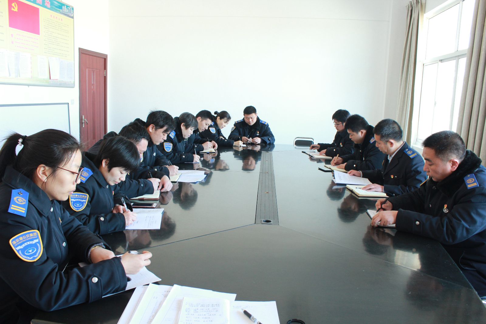 公交集团东部公司召开组织生活会